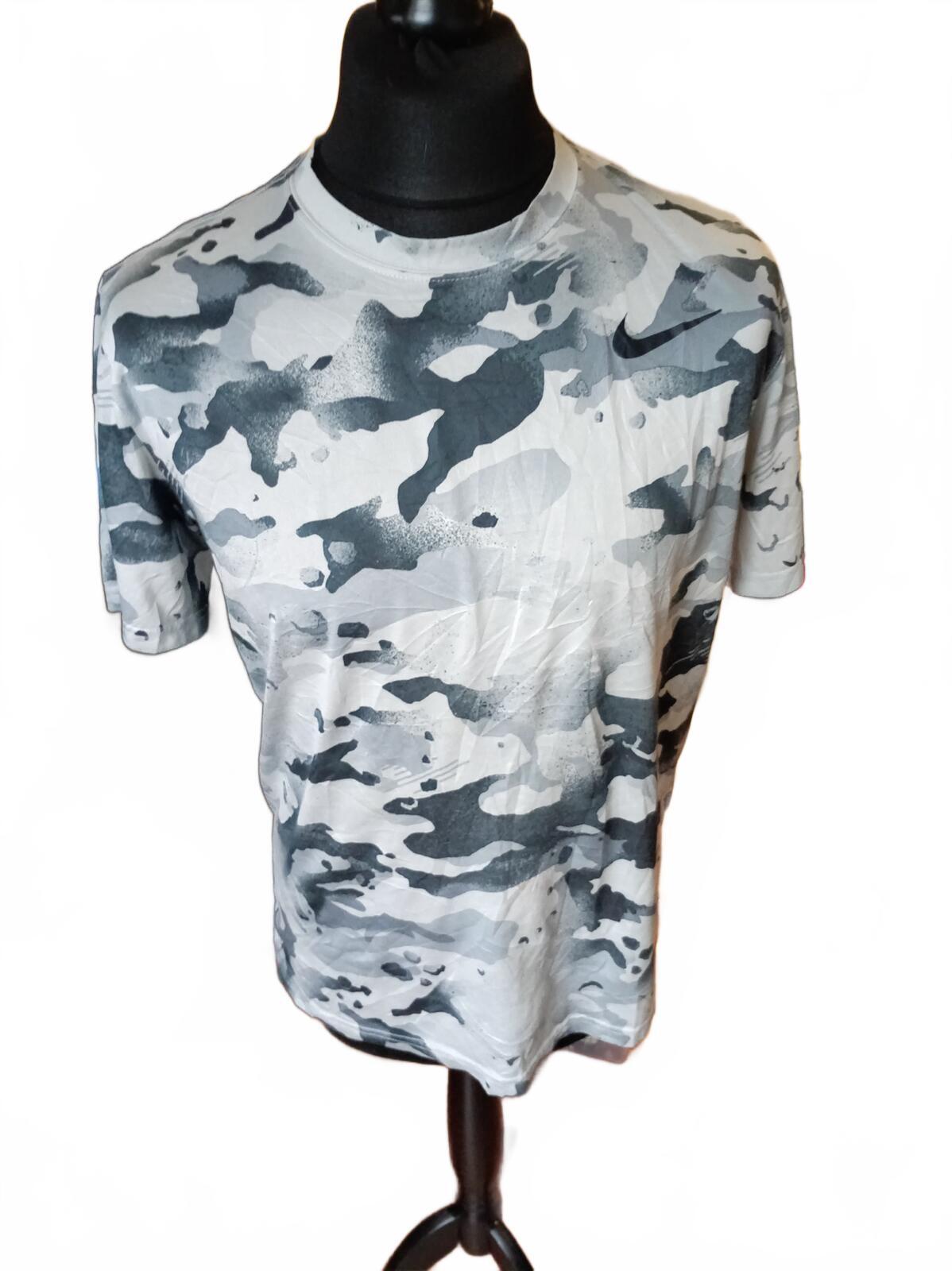 Nike Grey and Black Camouflage Print T-Shirt - Large