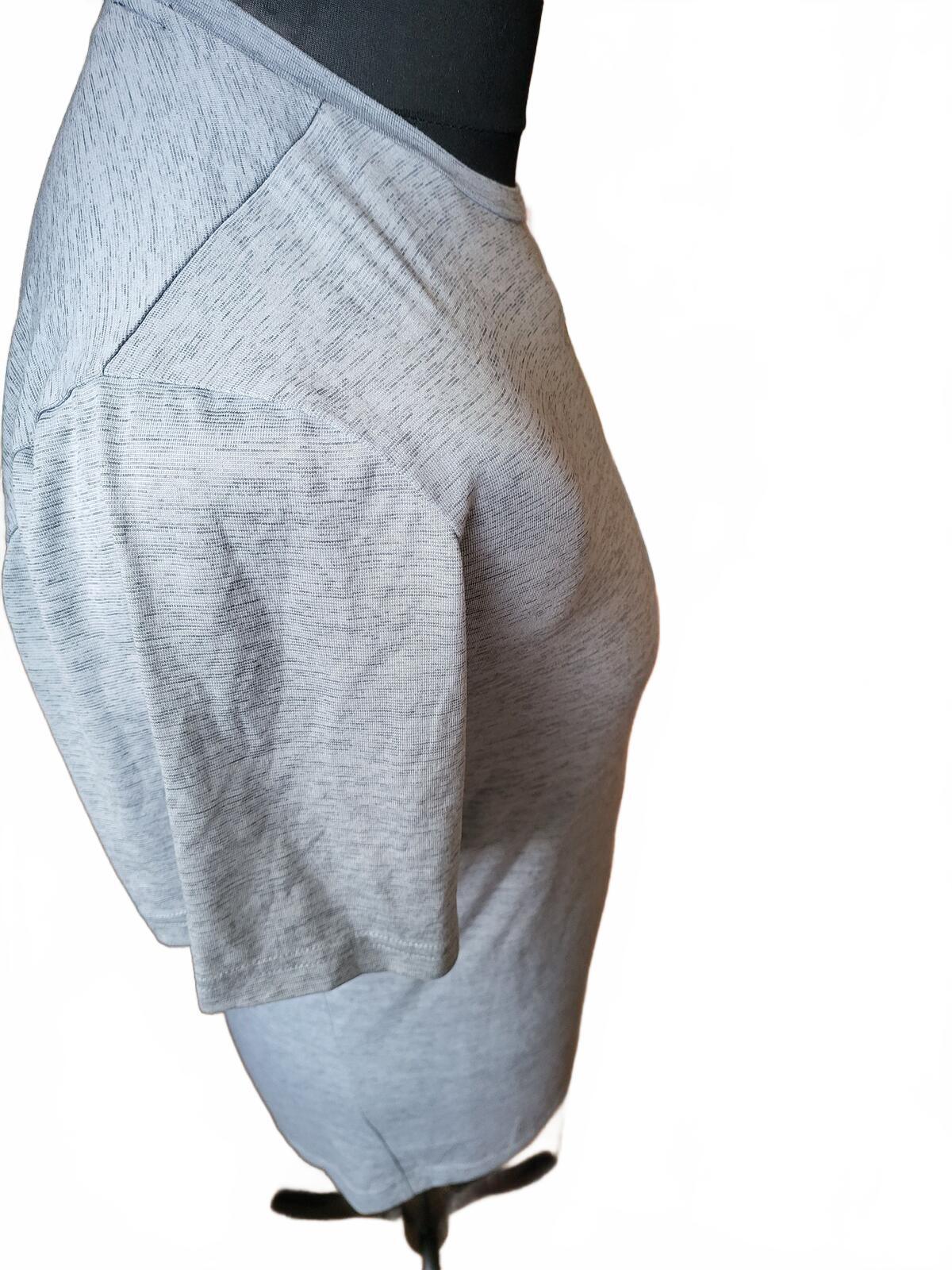 Nike Grey Short Sleeve T-Shirt with Black Swoosh Logo - Small