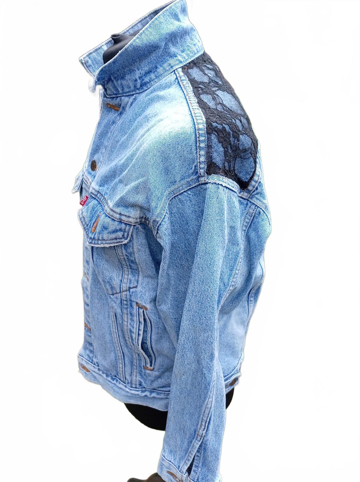 Vintage Levi's made in USA 70507 Denim Jacket Men's L 23" P2P Light Wash 1990