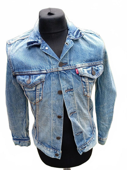 Levi's Women's Denim Trucker Jacket Size S Small Light Wash Blue Jean 17" P2P